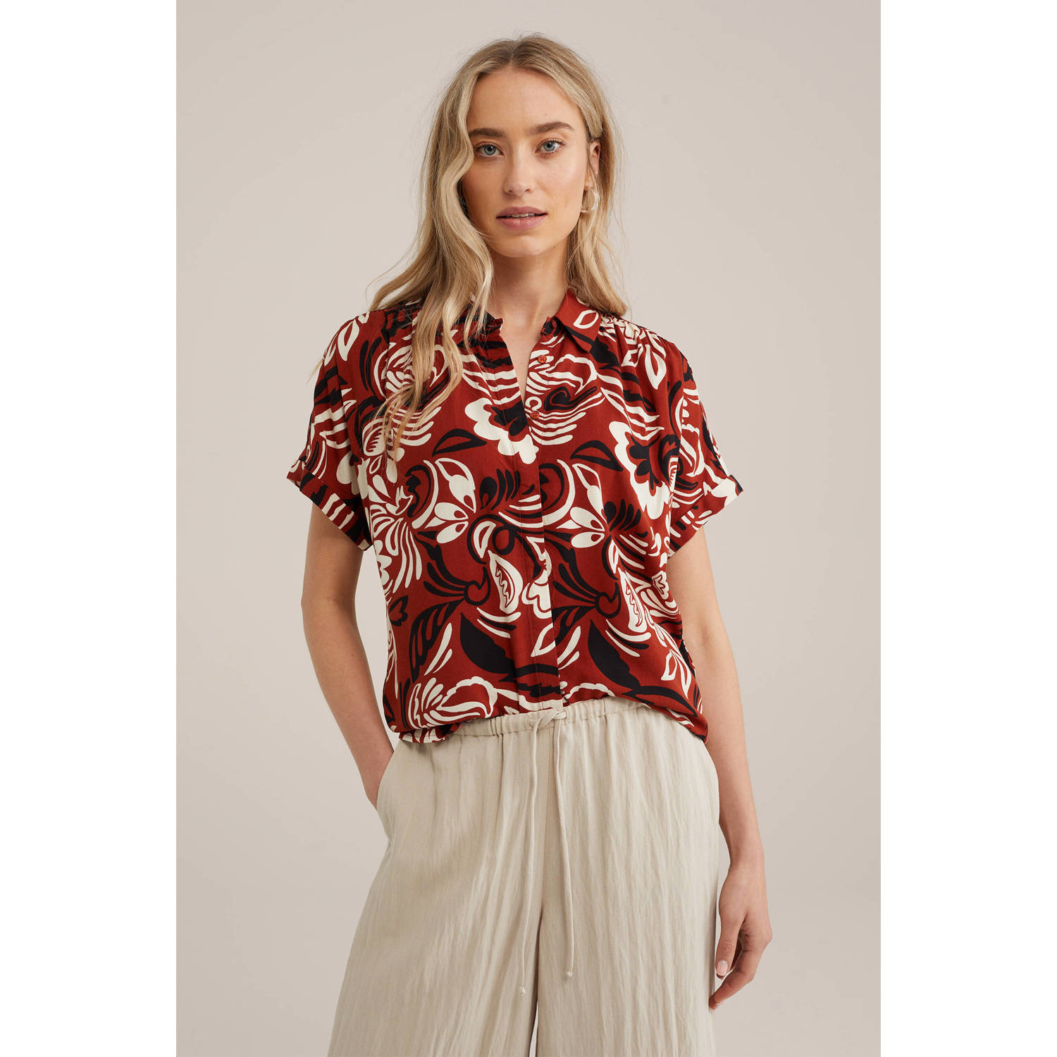 WE Fashion blouse met all over print bruin
