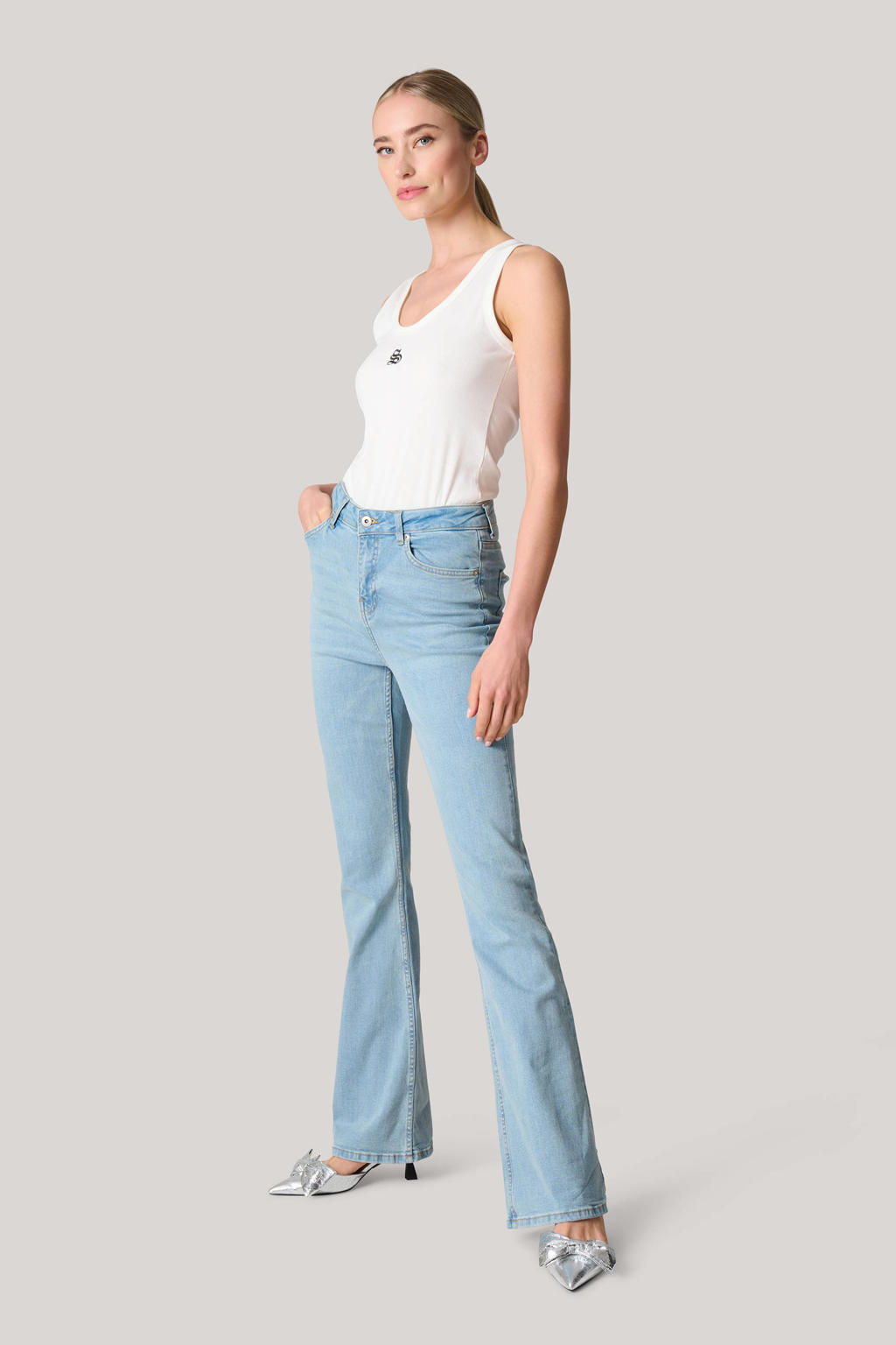 Light blue denim dames Shoeby flared jeans van stretchdenim met regular waist en rits- en knoopsluiting