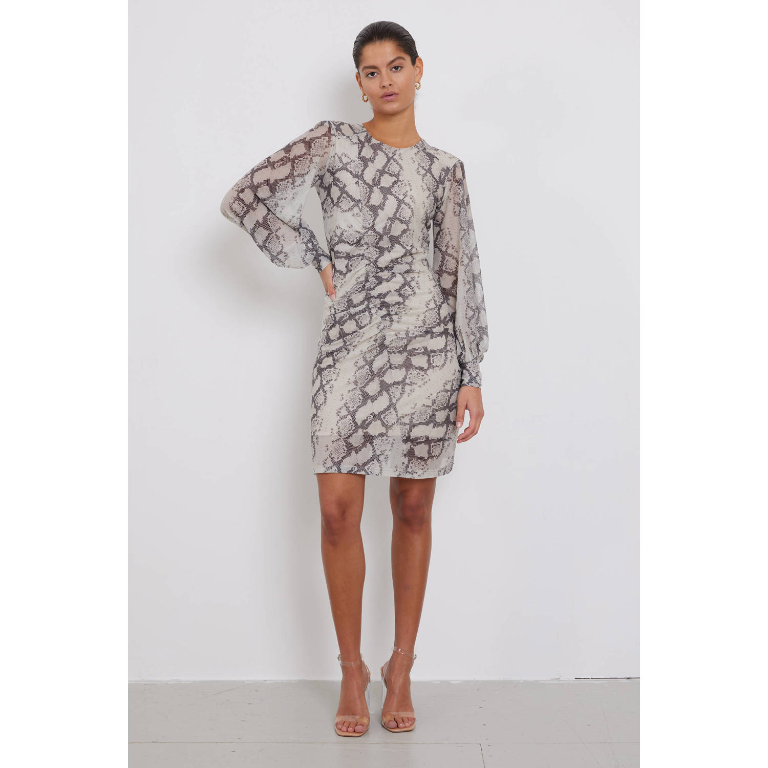 Bruuns Bazaar mesh jurk met slangenprint en plooien grijs