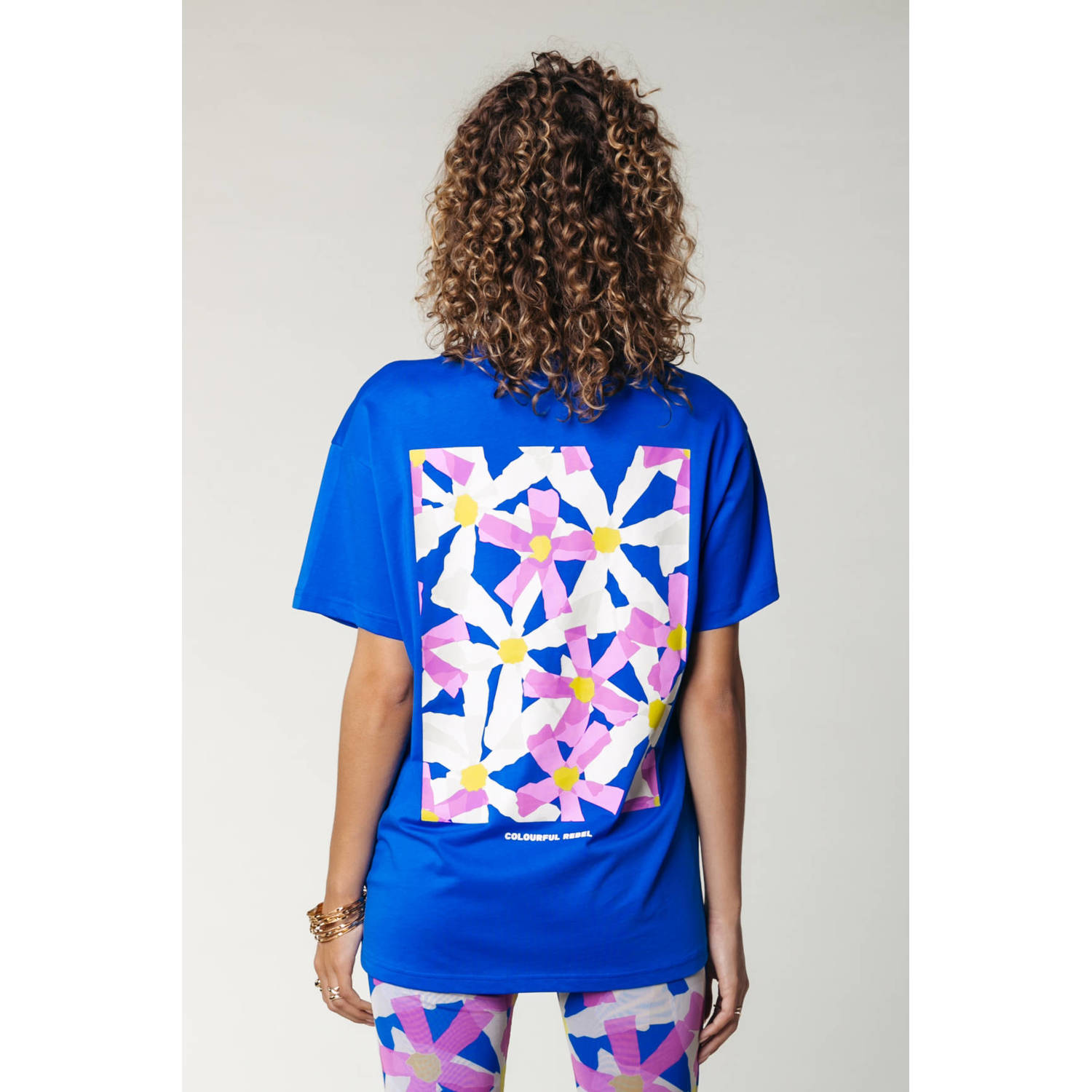 Colourful Rebel T-shirt Flowers Square met backprint blauw roze