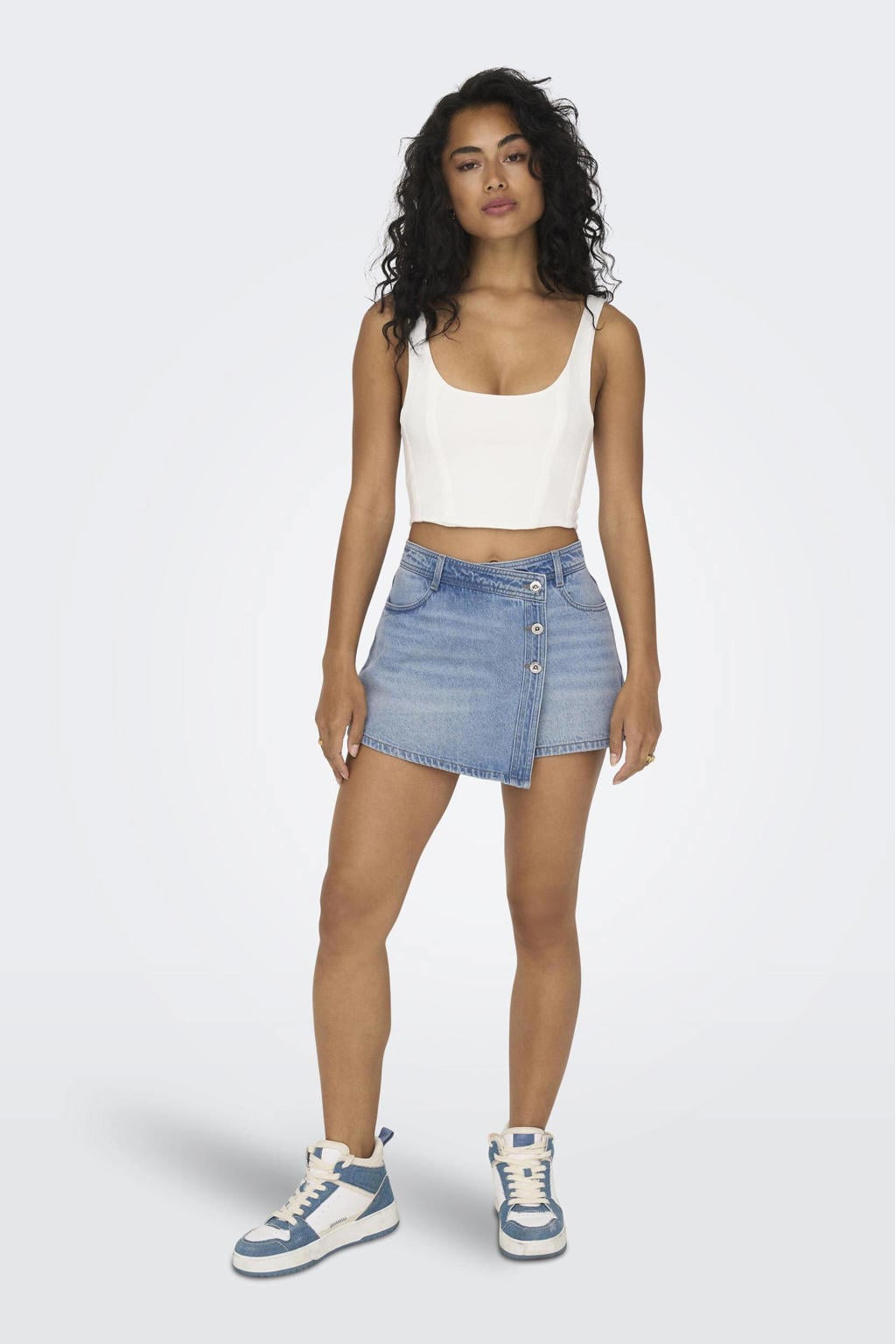 Lichtblauwe dames ONLY skinny short gemaakt van denim en met rits- en knoopsluiting