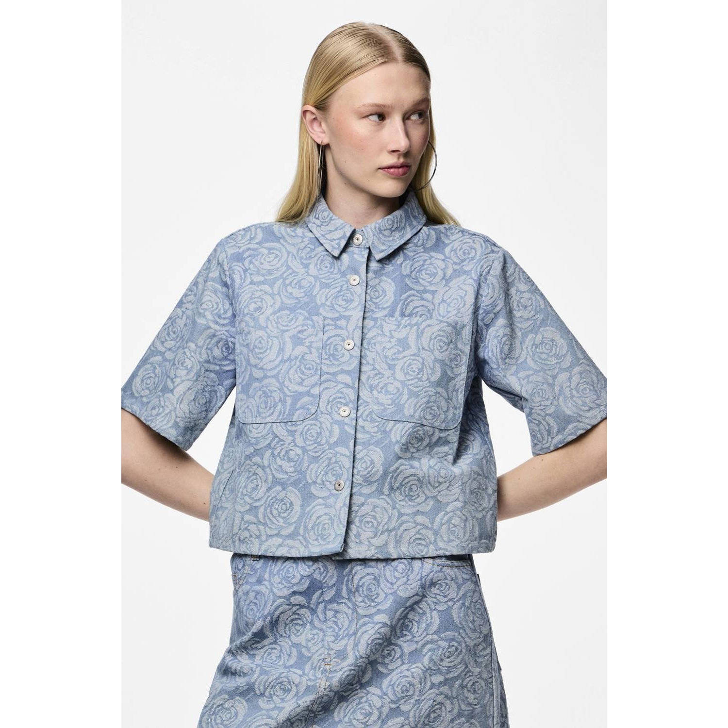 PIECES gebloemde blousetop PCKALYN light blue denim