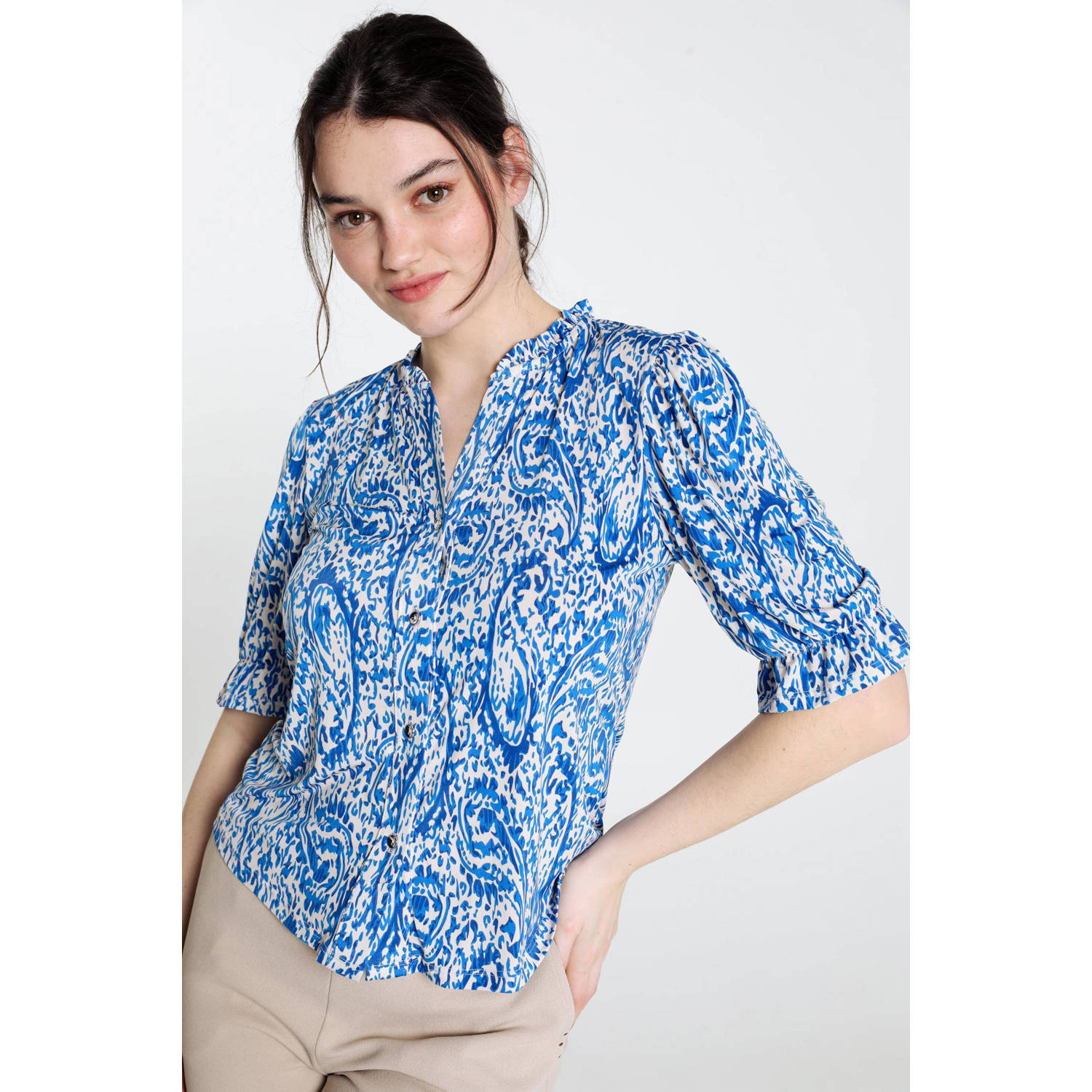 Cassis blouse met all over print blauw wit