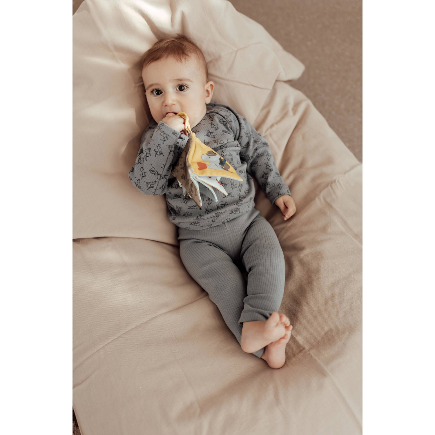 Snoozebaby baby knisperboekje geel