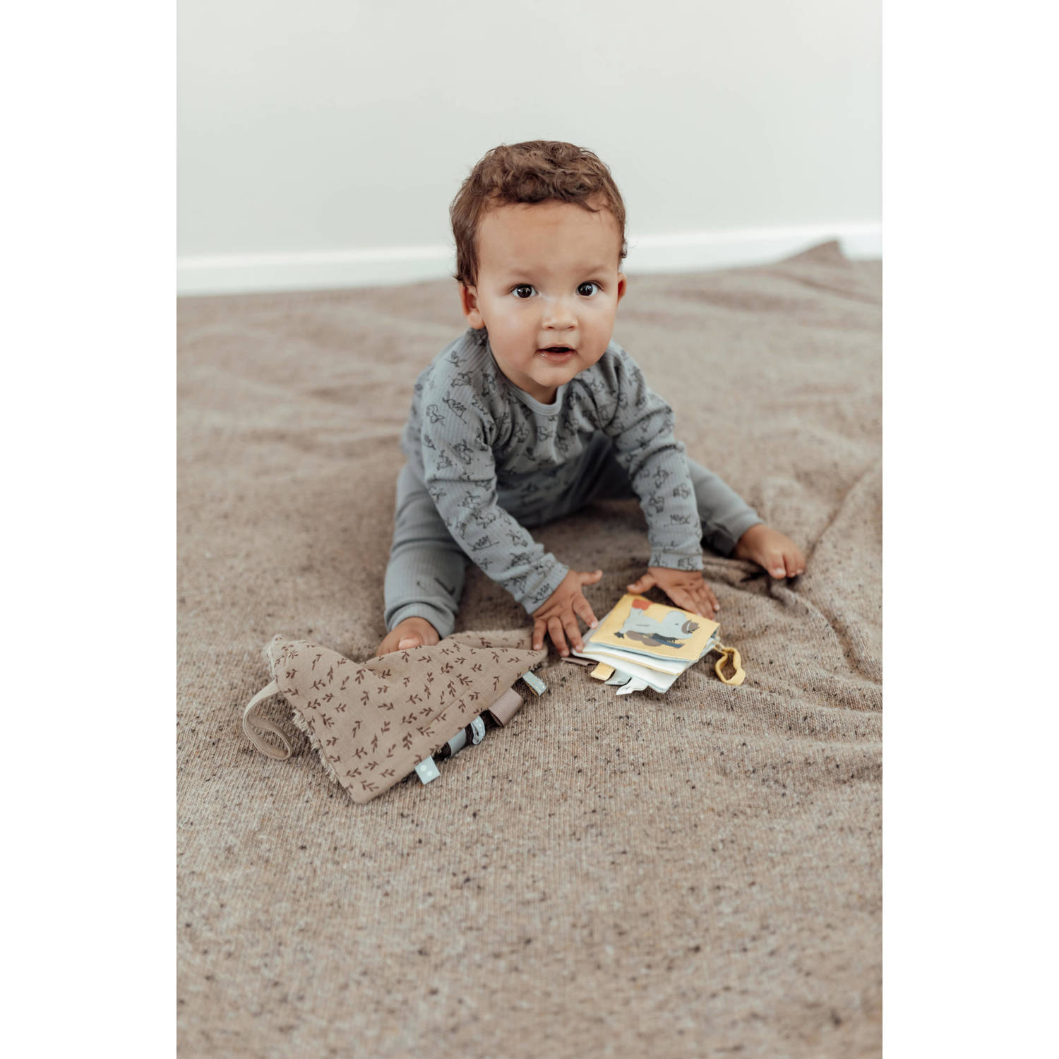 Snoozebaby baby knisperboekje geel