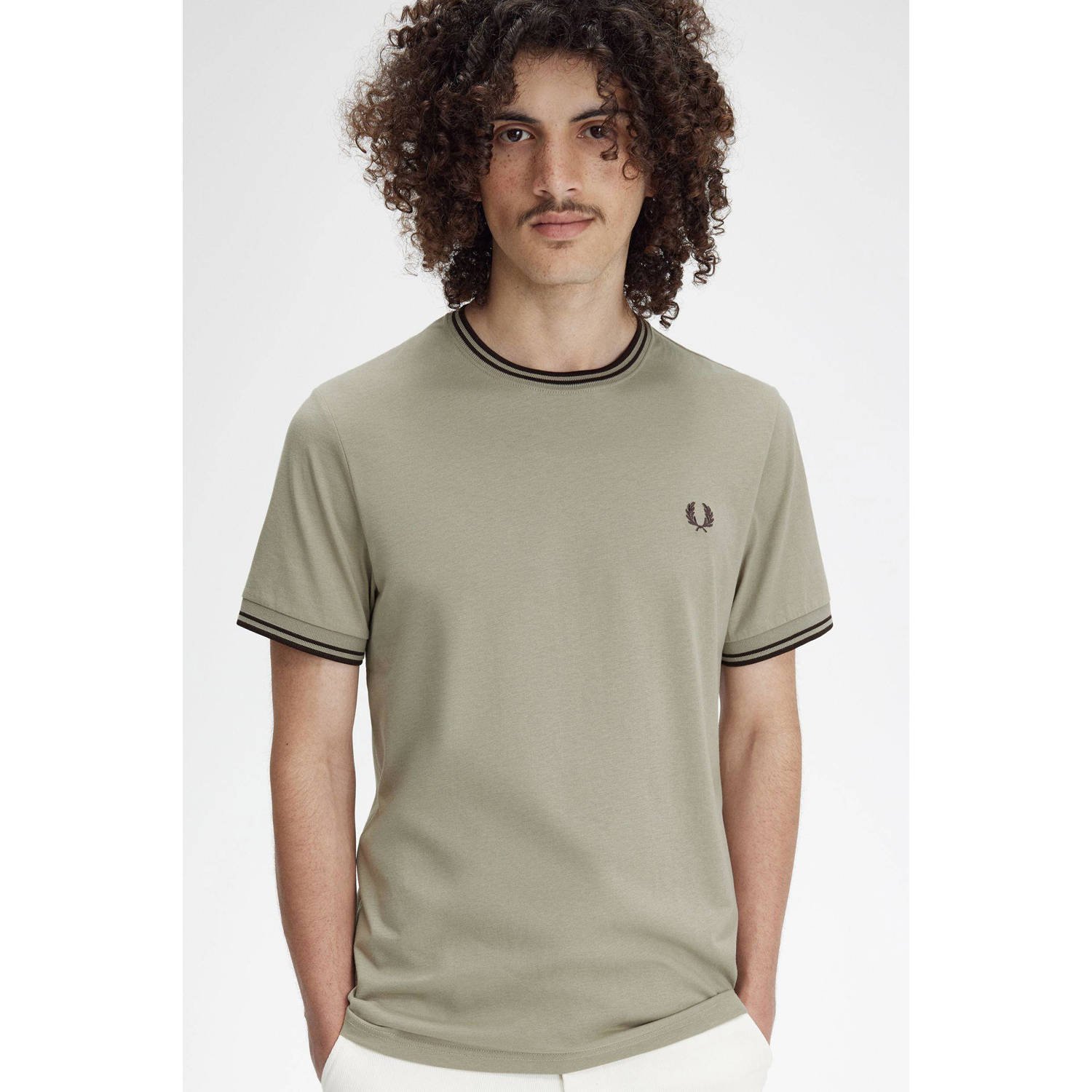 Fred Perry T-shirt TWIN TIPPED met logo warm grey brick