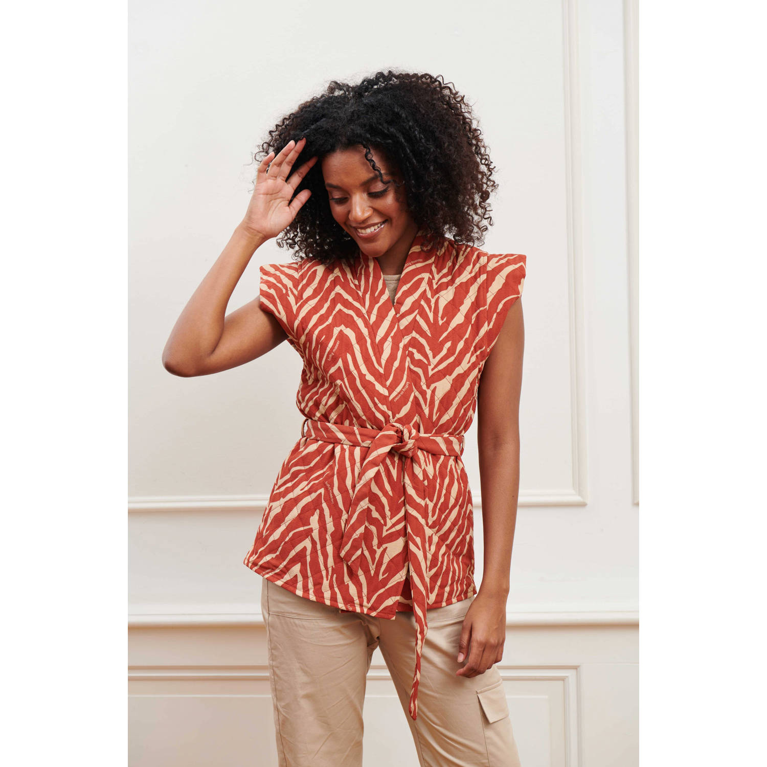 Lofty Manner gilet met zebraprint en ceintuur roodbruin