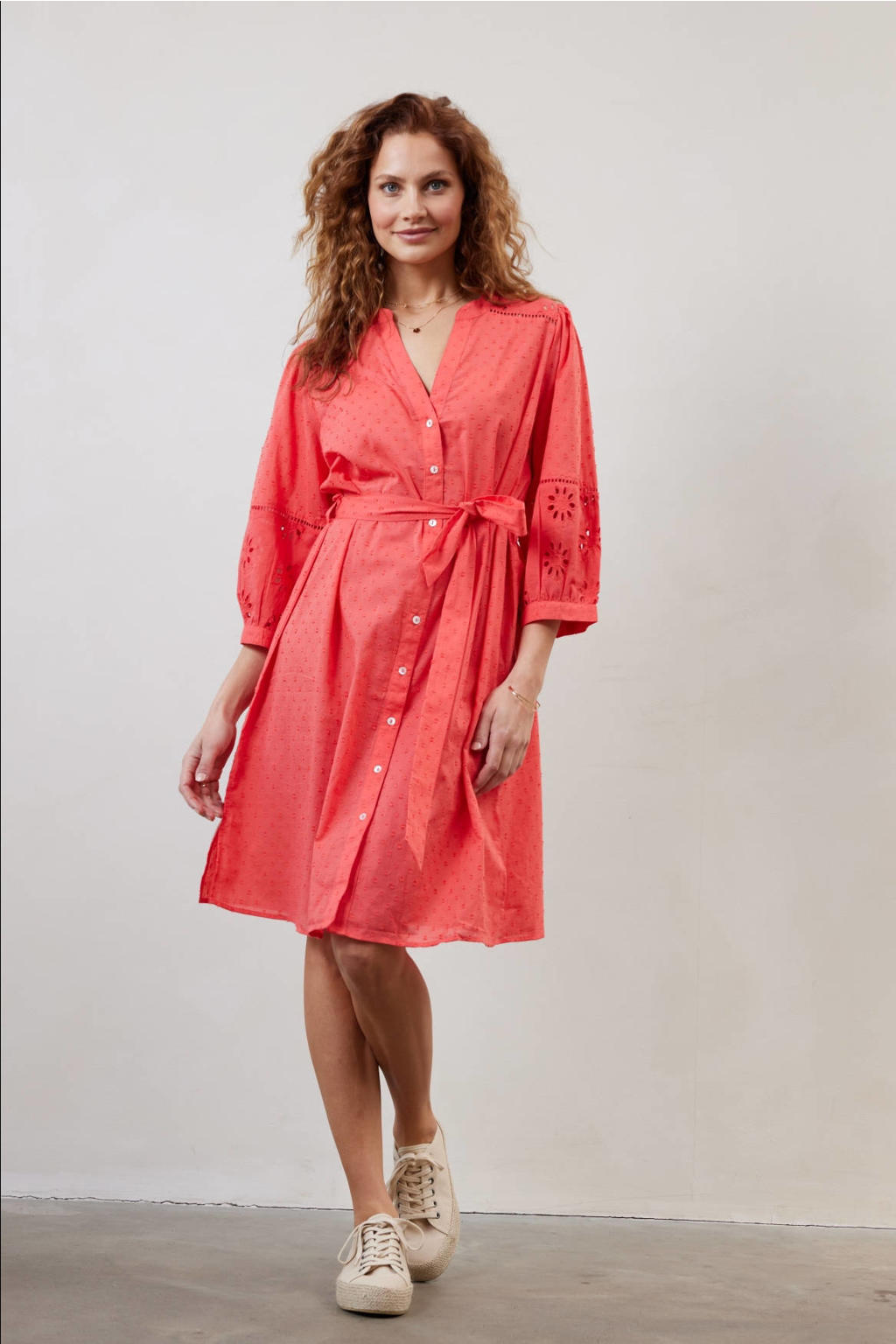 Koraalrode dames Didi blousejurk Marseille van viscose met effen, driekwart mouwen, V-hals, knoopsluiting en broderie