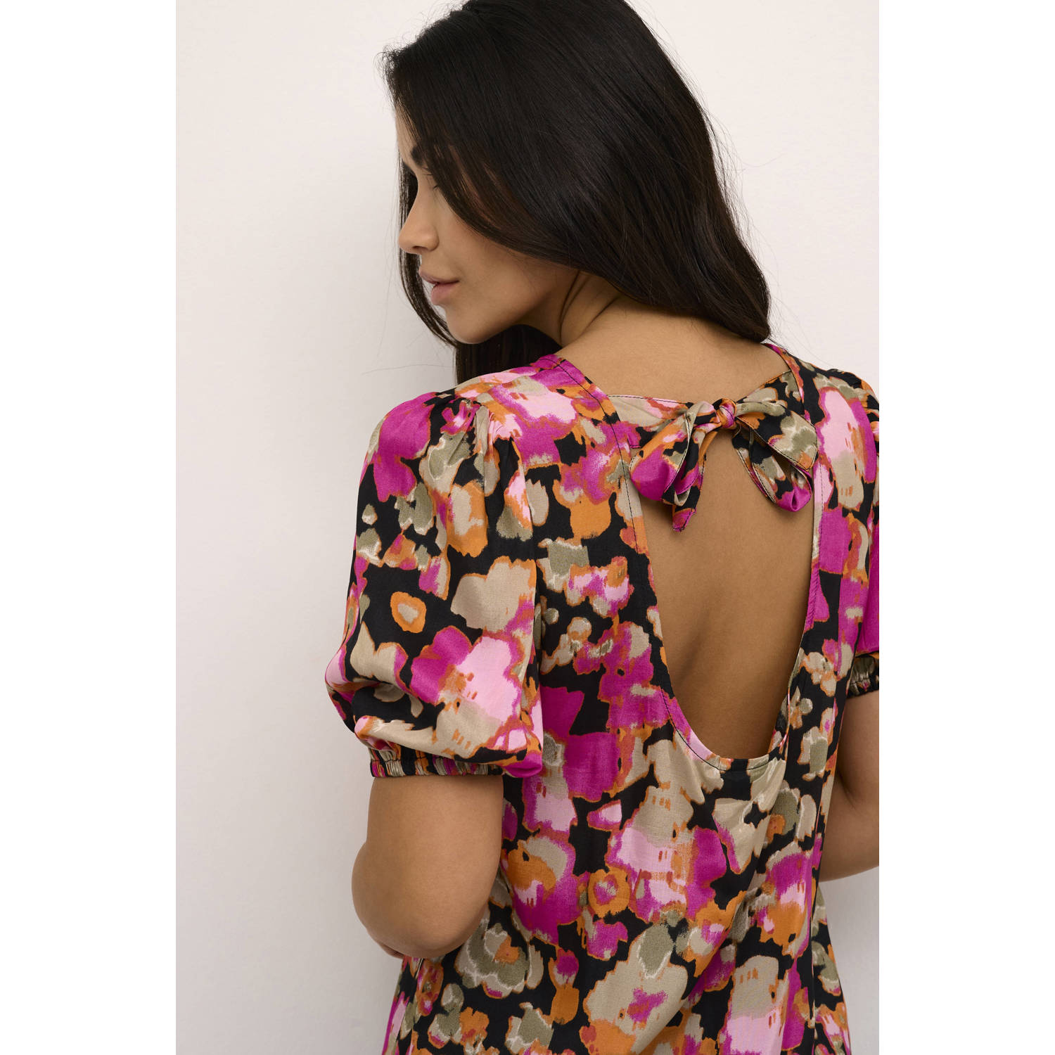 Kaffe blousetop met all over print met open rug zwart roze oranje