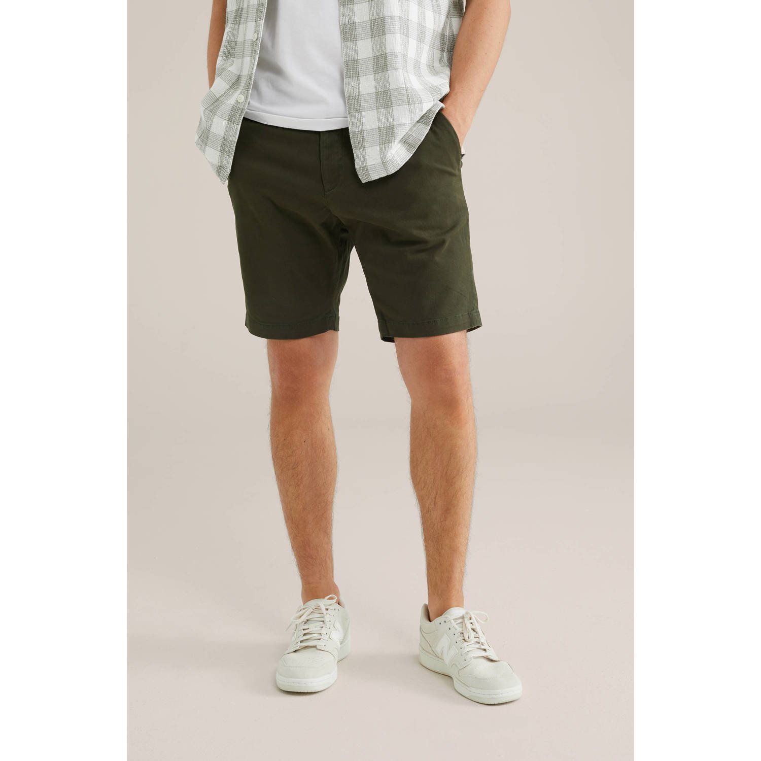 WE Fashion regular fit short donkergroen
