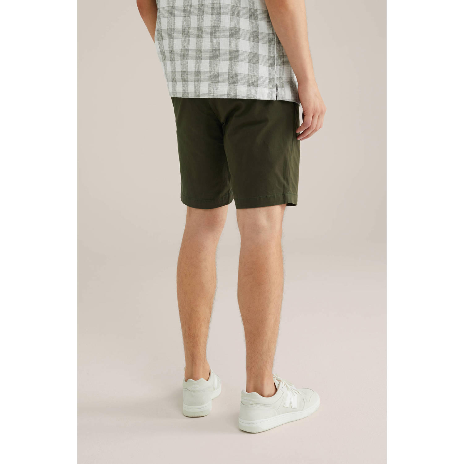 WE Fashion regular fit short donkergroen