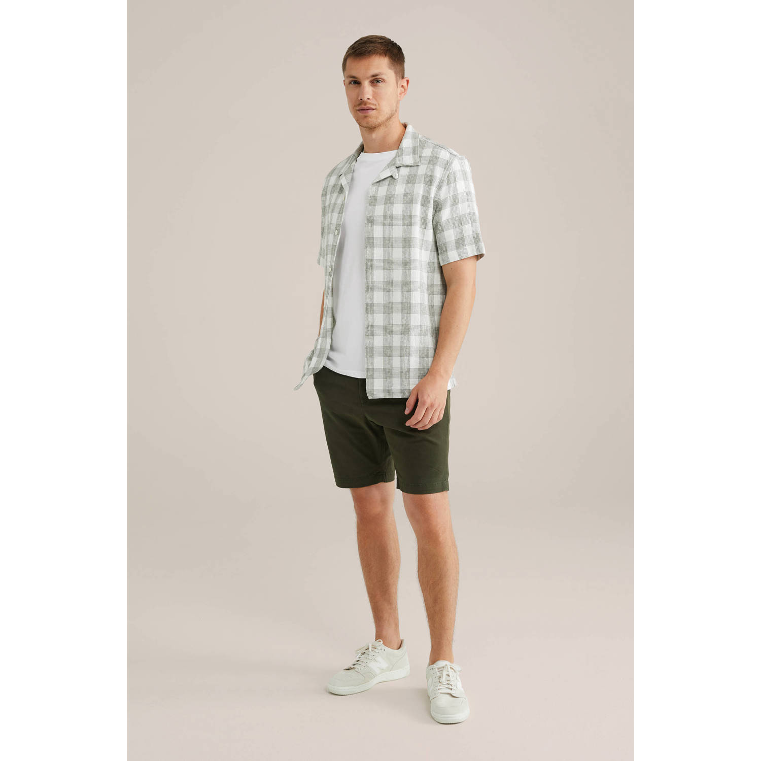 WE Fashion regular fit short donkergroen