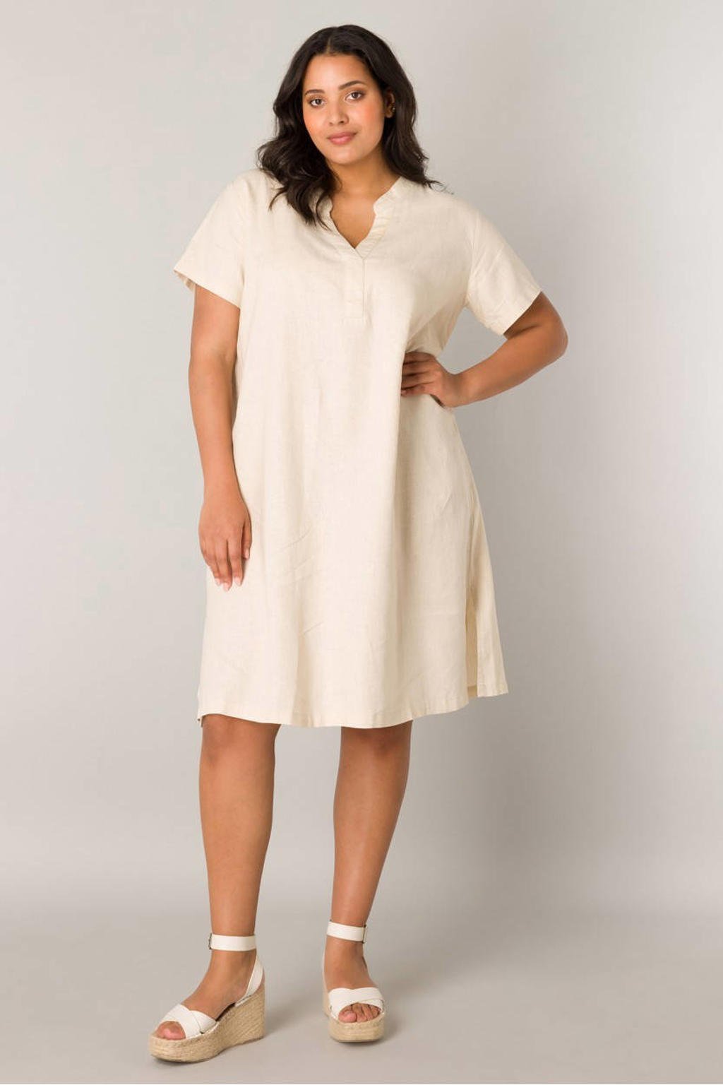 Beige dames Base Level Curvy linnen jurk Yacinthe met effen, korte mouwen en V-hals