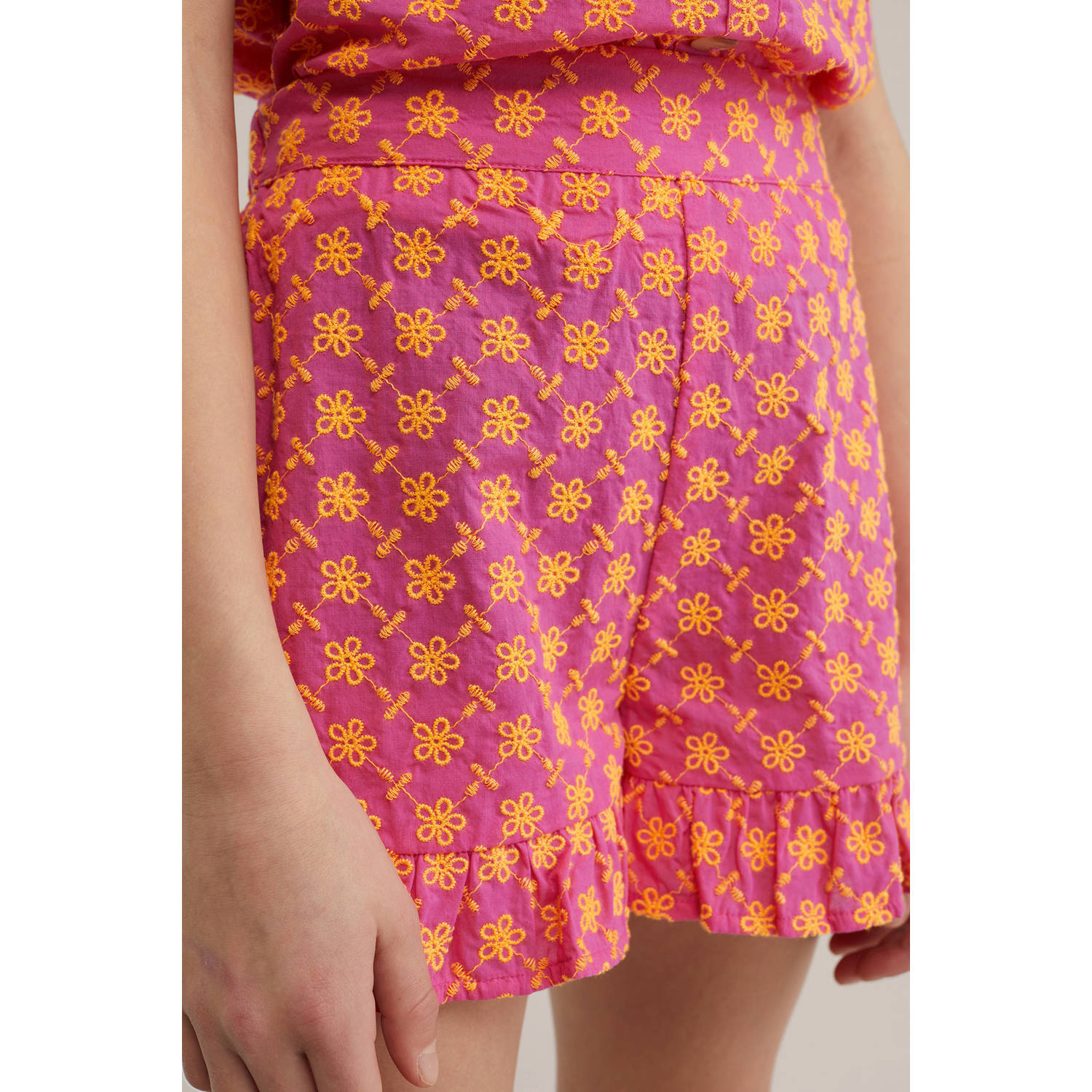 WE Fashion straight fit casual short met all over print roze oranje
