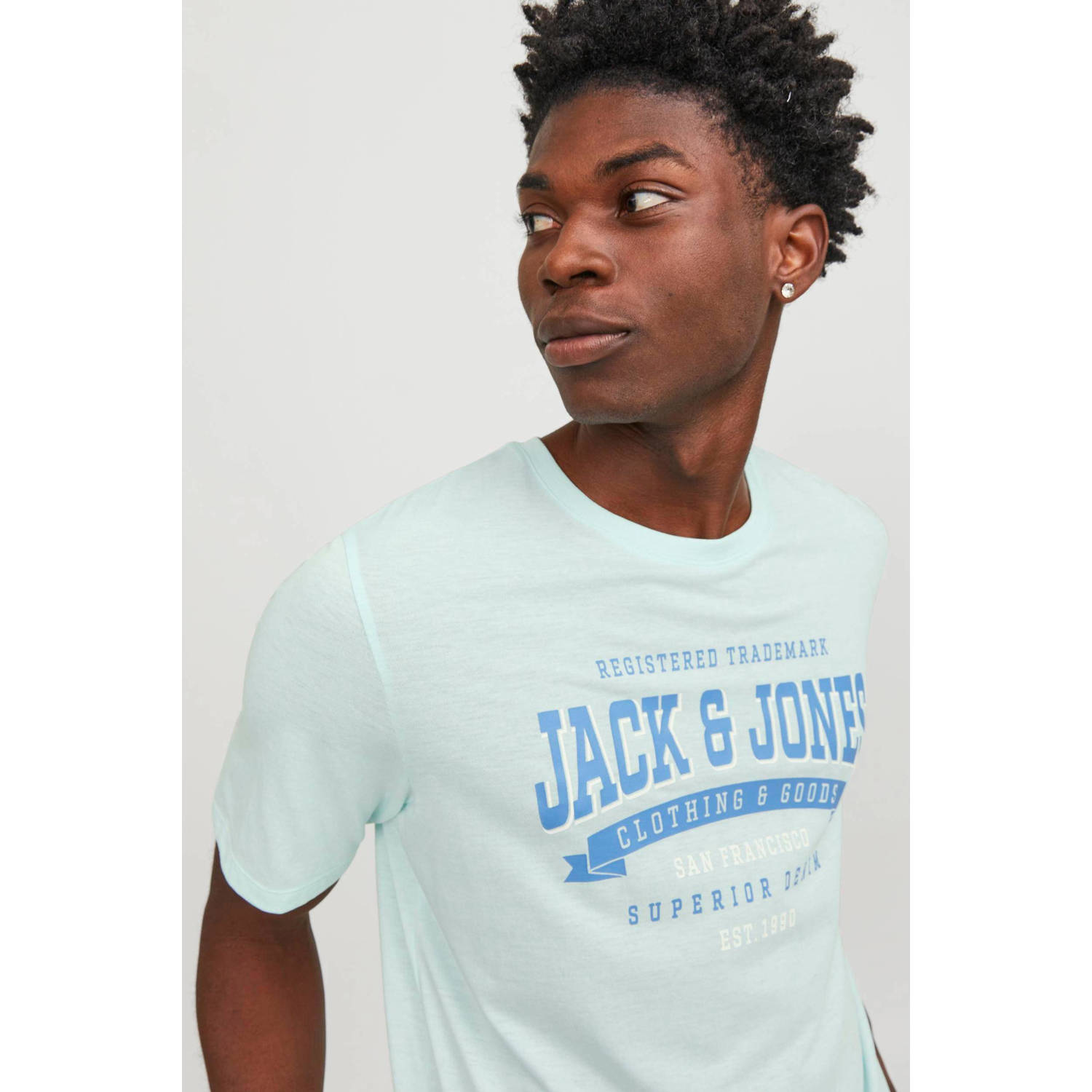 JACK & JONES ESSENTIALS regular fit T-shirt JJELOGO met printopdruk lichtblauw