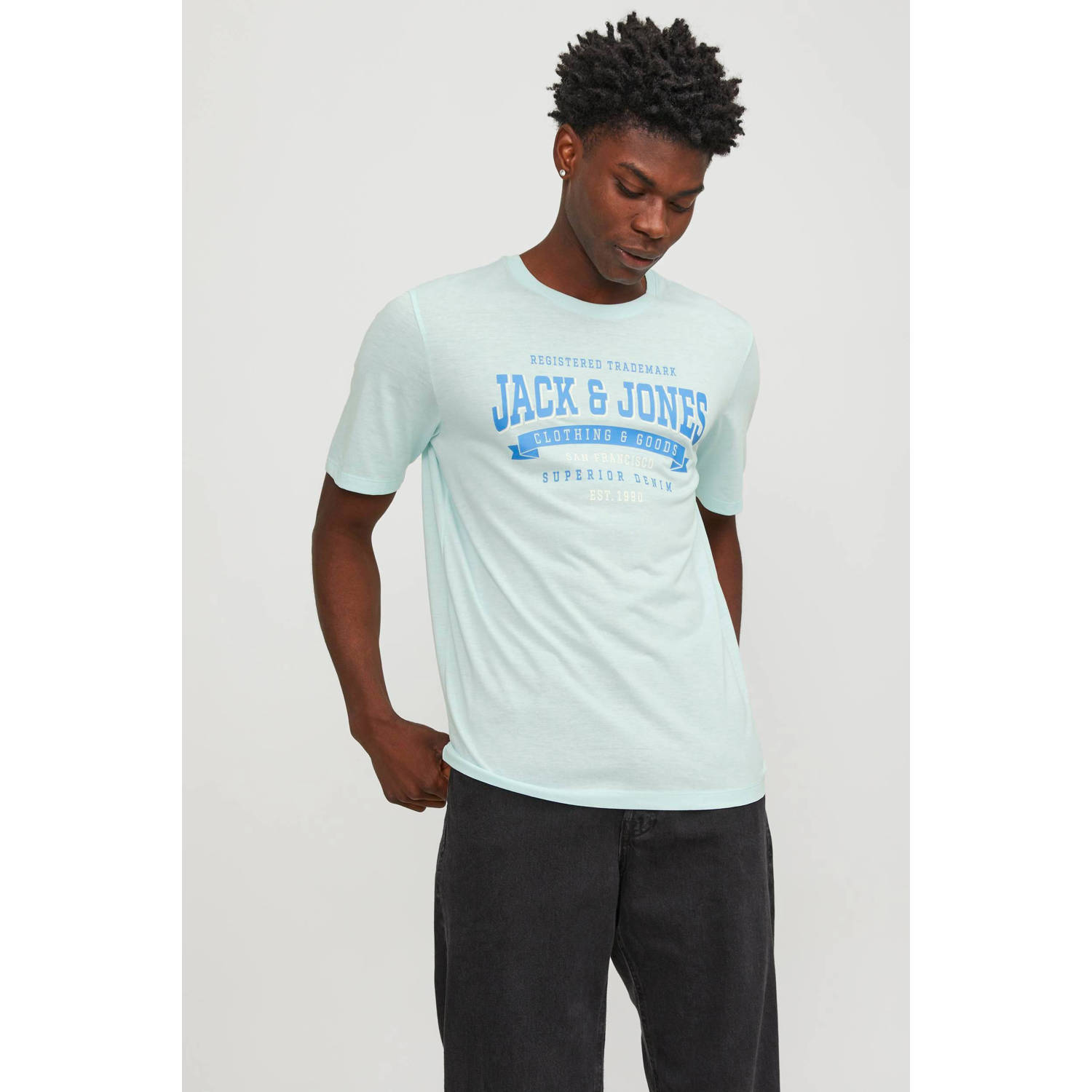 JACK & JONES ESSENTIALS regular fit T-shirt JJELOGO met printopdruk lichtblauw