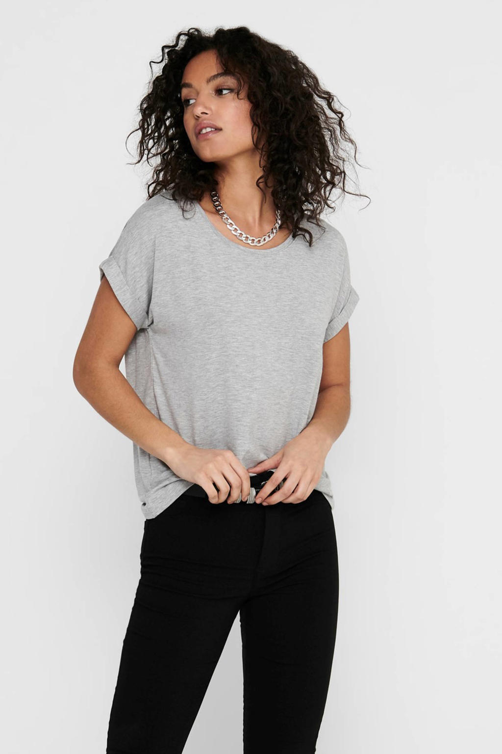 Lichtgrijze dames ONLY T-shirt van viscose met melée print, korte mouwen, ronde hals en omslagdetail