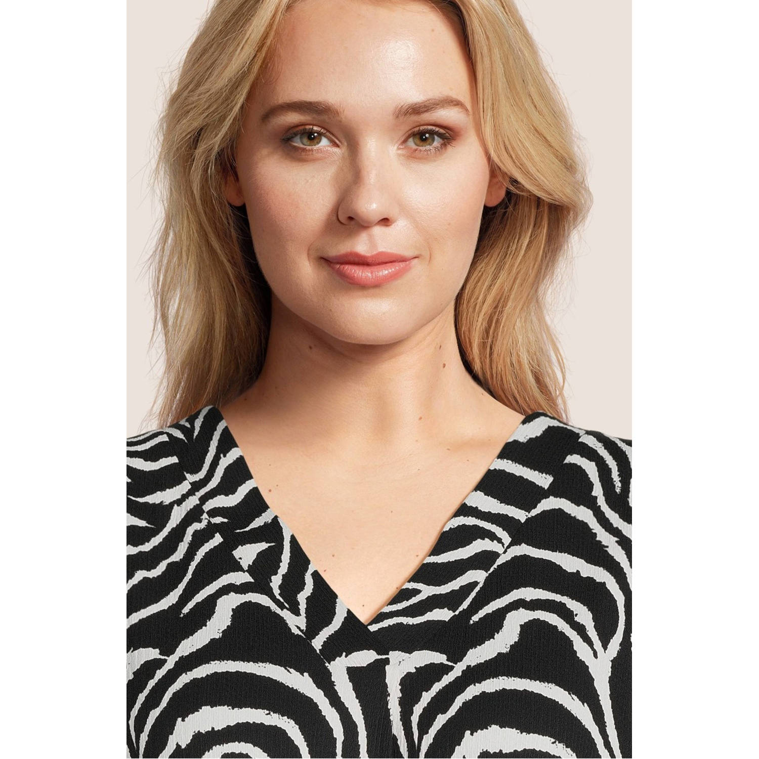 GREAT LOOKS crinkle jurk met V-hals zwart wit