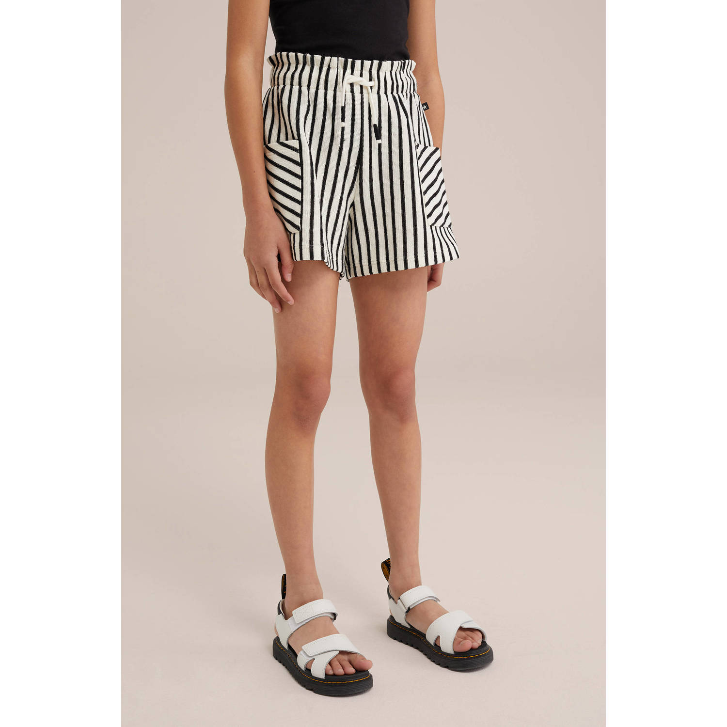 WE Fashion gestreepte straight fit casual short wit zwart