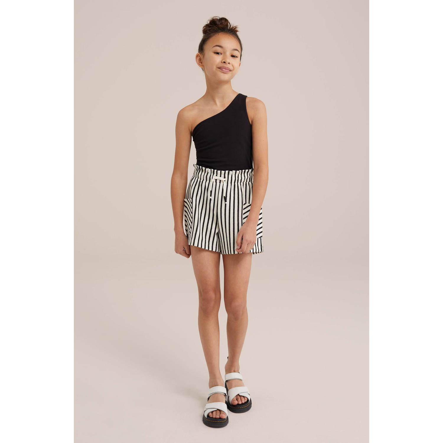 WE Fashion gestreepte straight fit casual short wit zwart