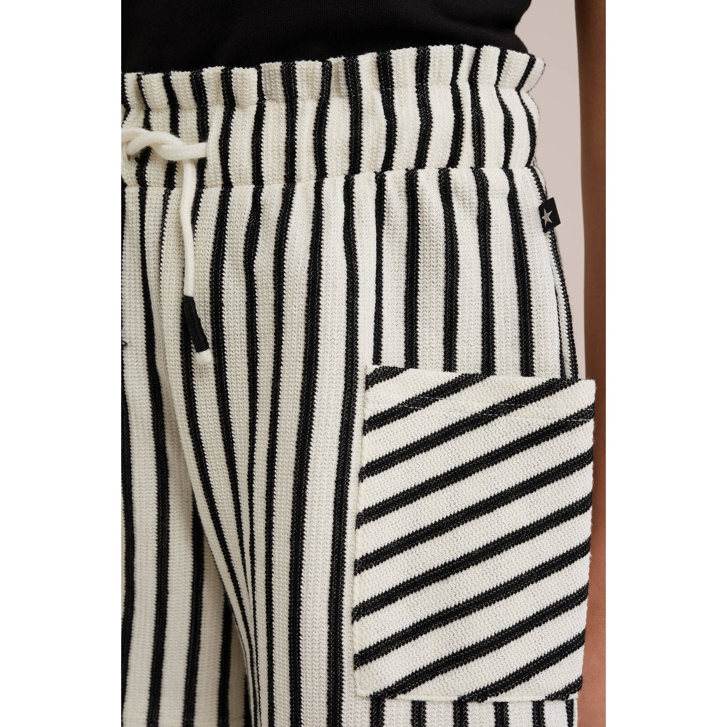 WE Fashion gestreepte straight fit casual short wit zwart