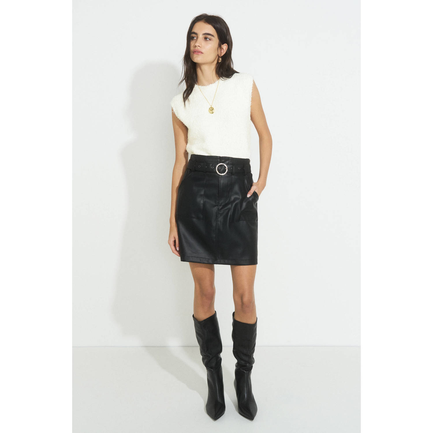 Ruby imitatieleren rok met riem zwart