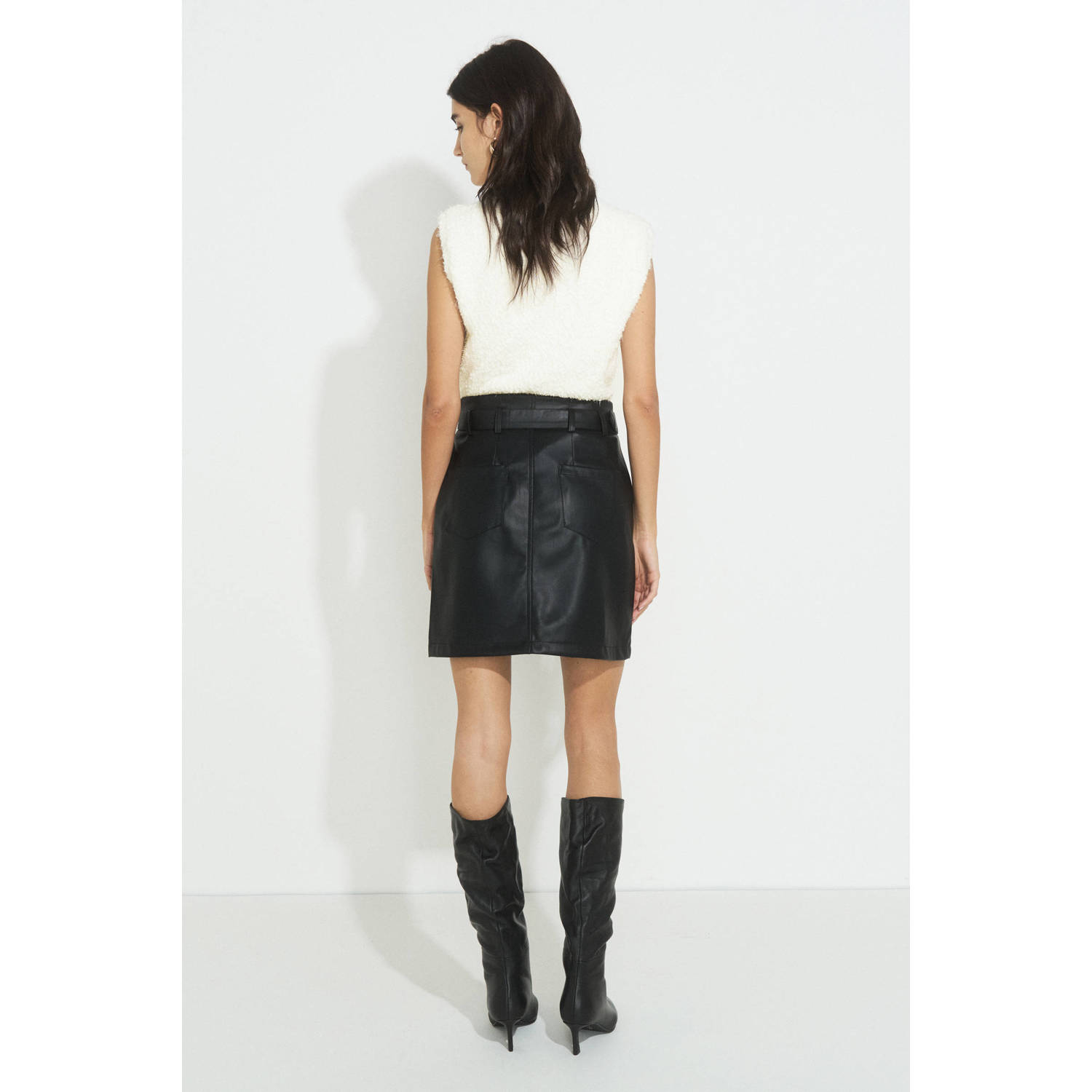 Ruby imitatieleren rok met riem zwart