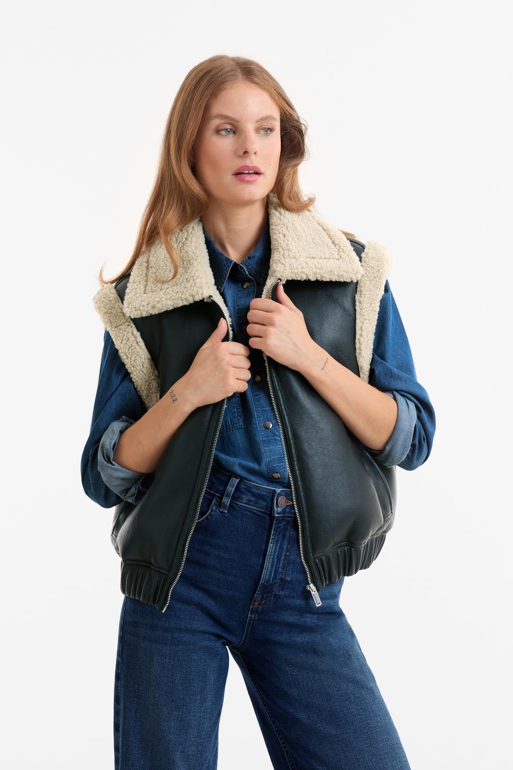 Zwarte dames Anytime imitatieleren gilet met widespread hals en ritssluiting