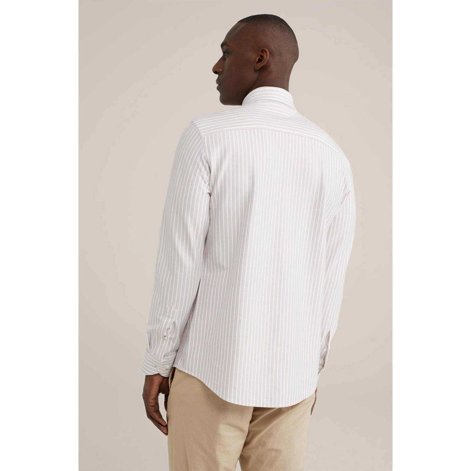 WE Fashion WE Fundamentals gestreept slim fit strijkvrij overhemd beige wood