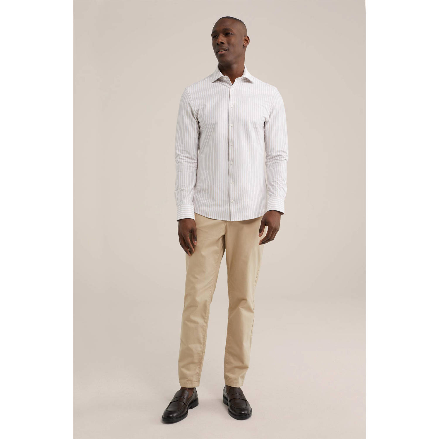 WE Fashion WE Fundamentals gestreept slim fit strijkvrij overhemd beige wood