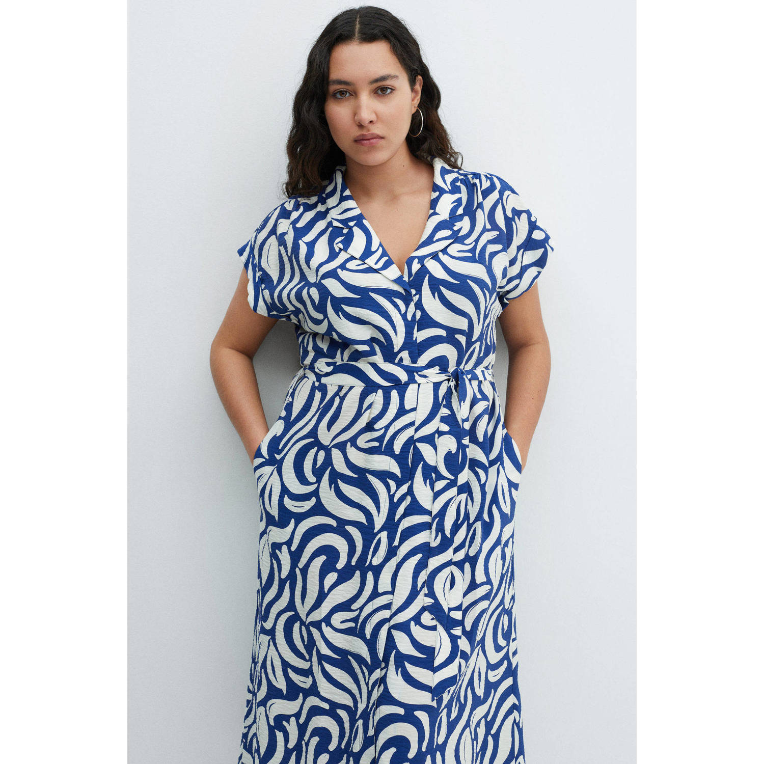 Mango jurk met all over print en ceintuur blauw wit