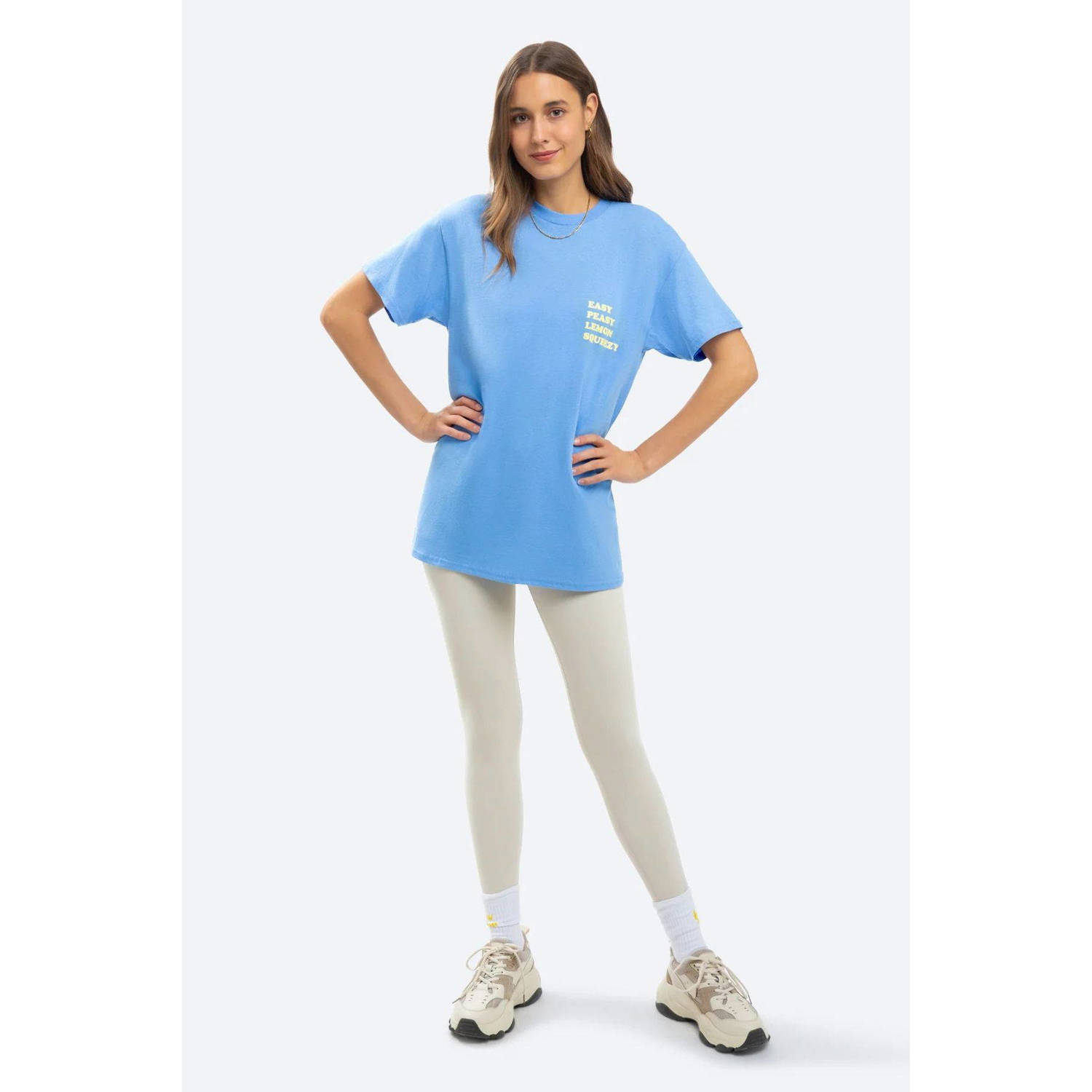 On Vacation Club T-shirt Lemon Squeezy met backprint lichtblauw lichtgeel
