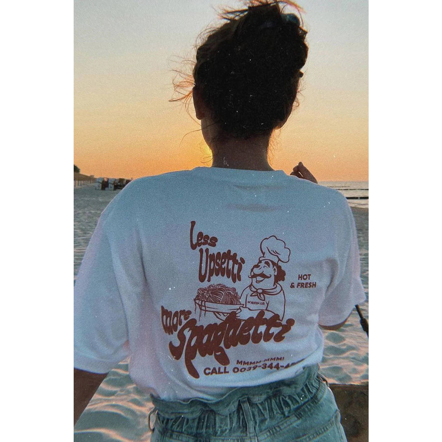 On Vacation Club T-shirt Less Upsetti met backprint wit rood