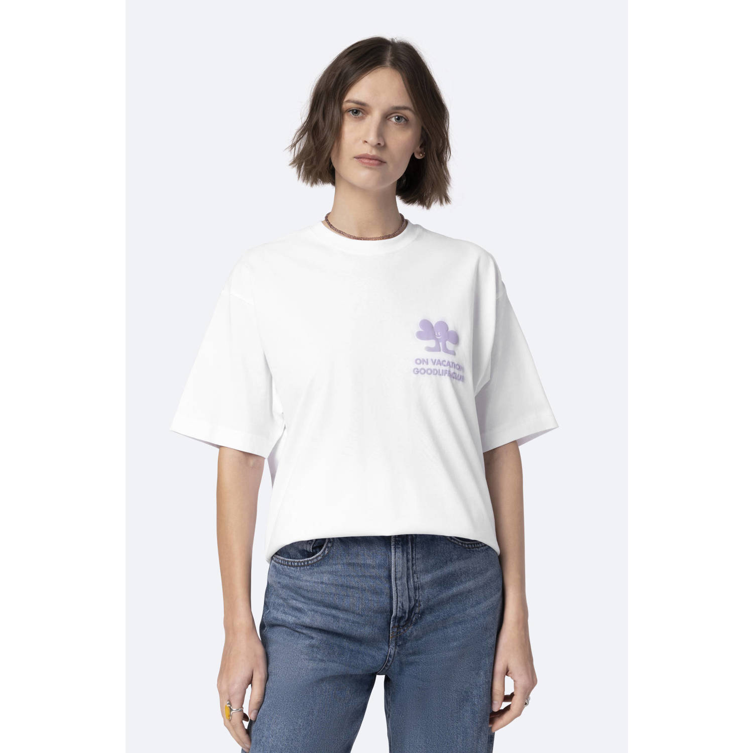 On Vacation Club T-shirt Goodlife Club met backprint wit koraalrood paars