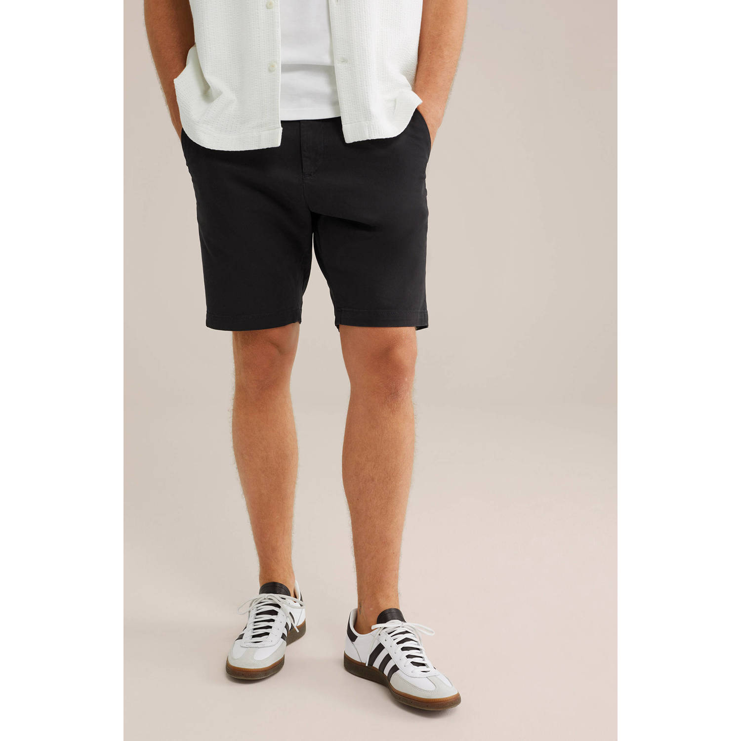 WE Fashion regular fit short zwart