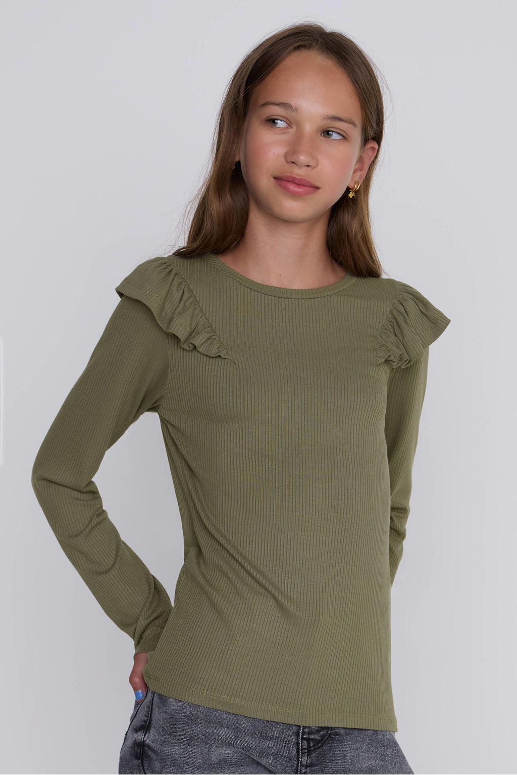 Olijfgroene meisjes Coolcat Longsleeve Ruffels Rib Top Tegan Khaki van viscose met lange mouwen en ronde hals
