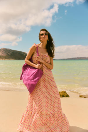 maxi jurk Cenna met all over print en volant ecru/ roze