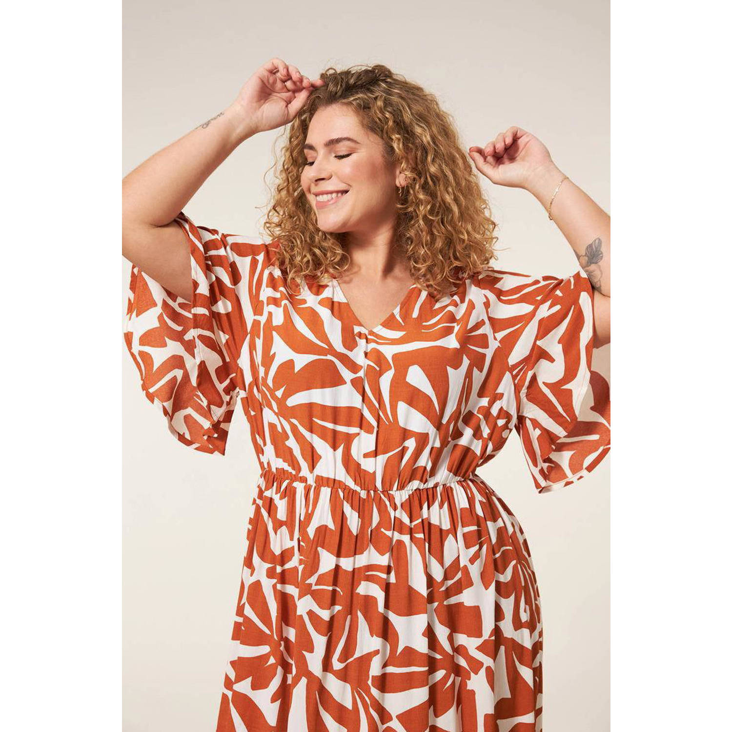 Miss Etam Plus maxi A-lijn jurk met all over print oranje wit