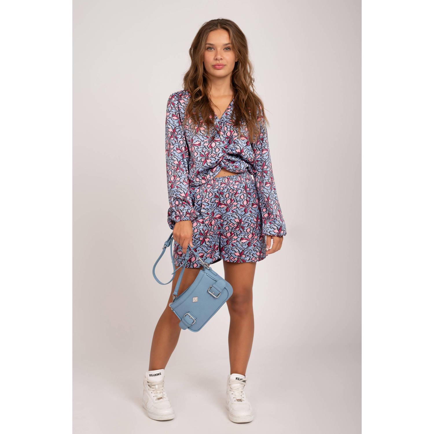 NIK&NIK top Sumi met all over print zachtblauw roze donkerrood