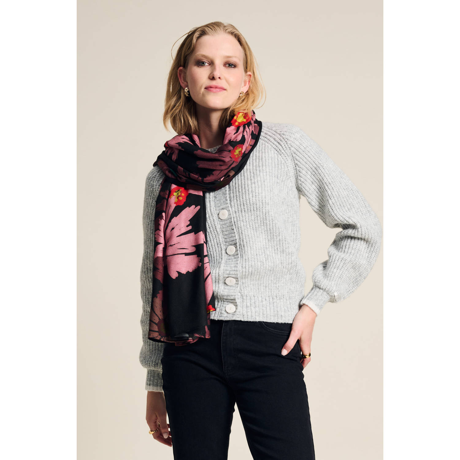 POM Amsterdam sjaal met bloemenprint zwart