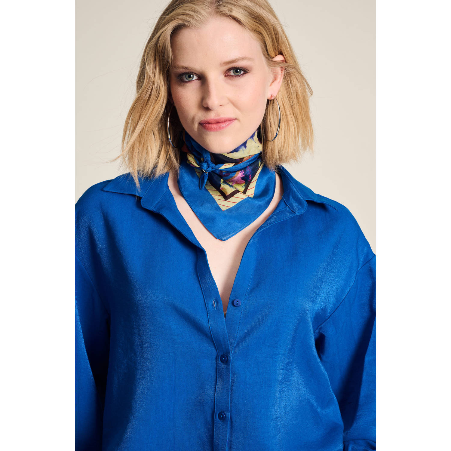 POM Amsterdam sjaal met all over print blauw