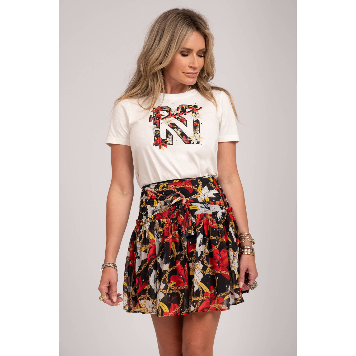 NIKKIE rok met all over print zwart rood ecru