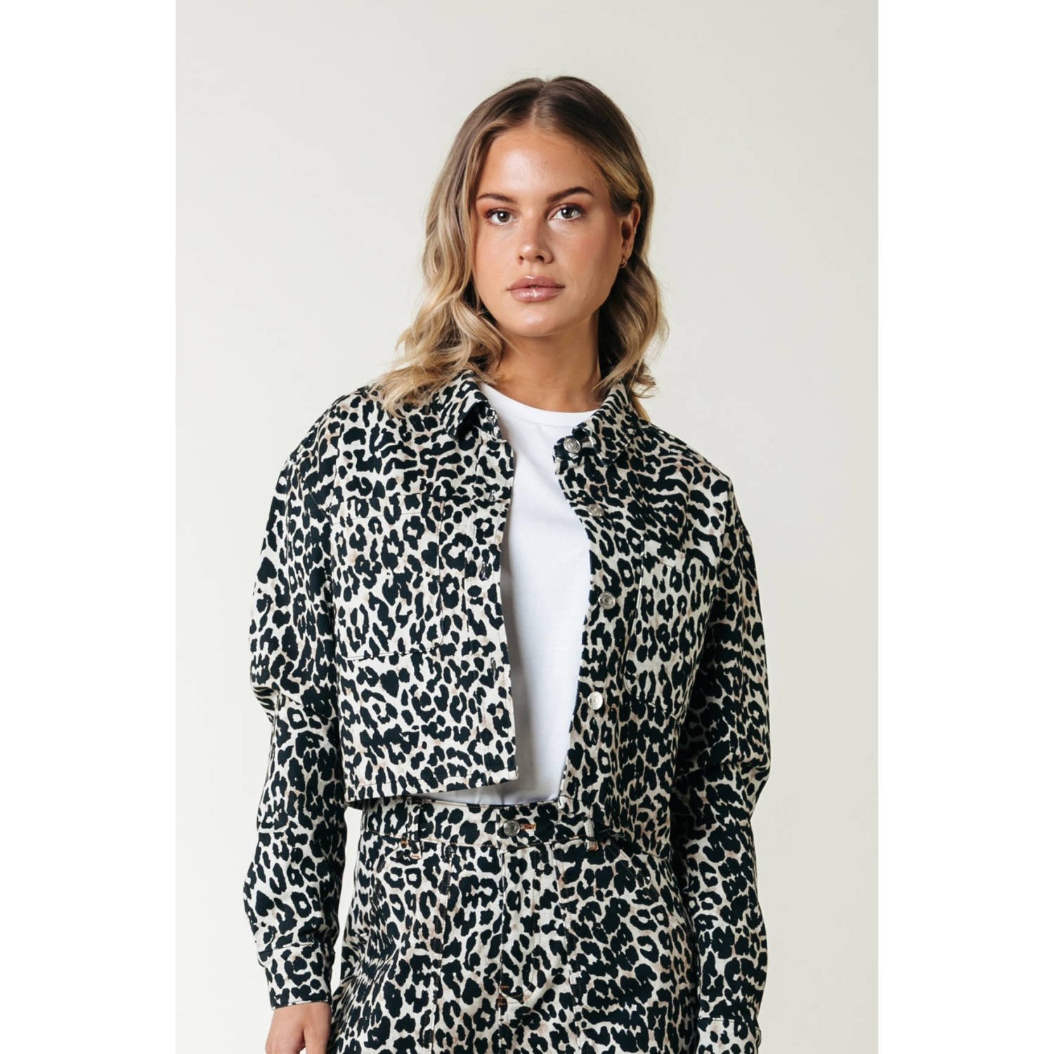 COLOURFUL REBEL Dames Blouses Olle Leopard Cropped Denim Blouse Bruin