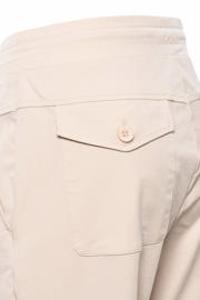 thumbnail: Zandkleurige dames &Co Woman straight fit broek van travelstof met regular waist, trekkoorden en effen