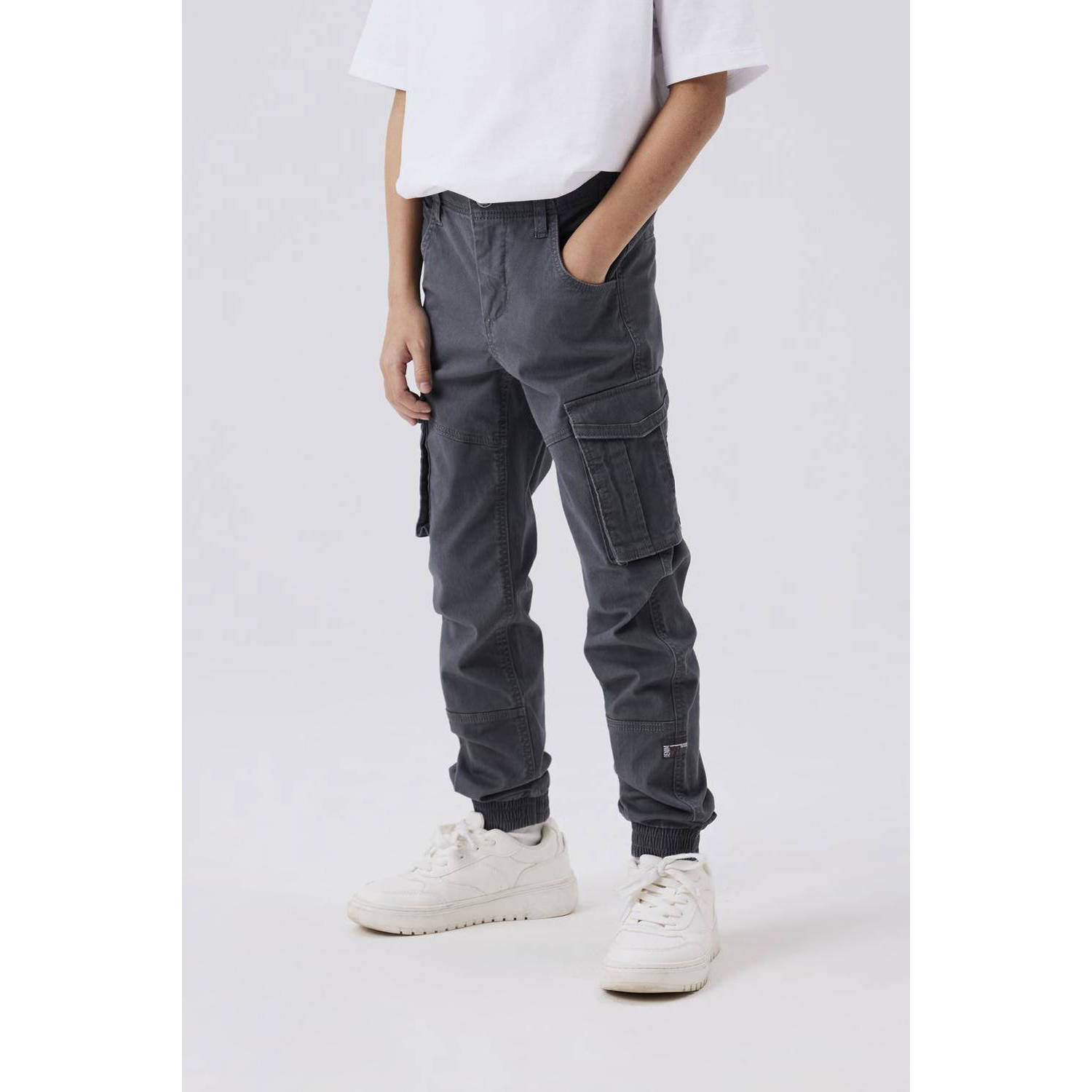 Name it KIDS regular fit cargobroek NKMRYAN donkergrijs Jongens Stretchkatoen 128