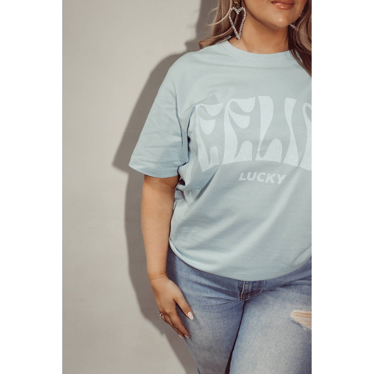 Pinned by K Curve T-shirt Feeling Lucky met printopdruk en glitters lichtblauw