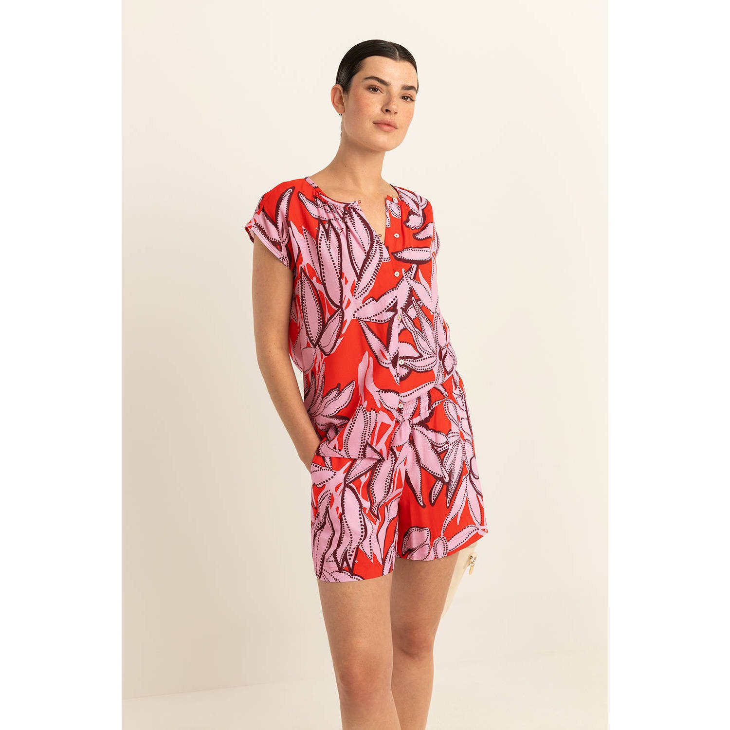 Expresso relaxed short met bladprint rood roze