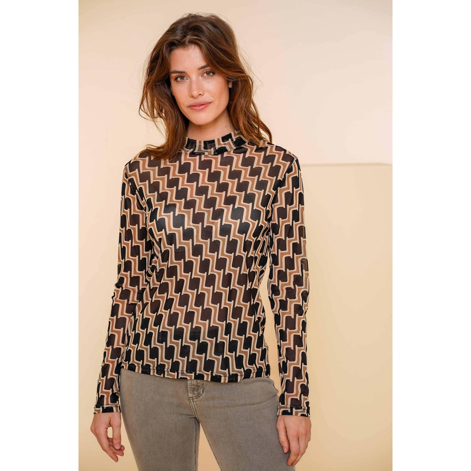 Geisha mesh top met all over print zwart zand