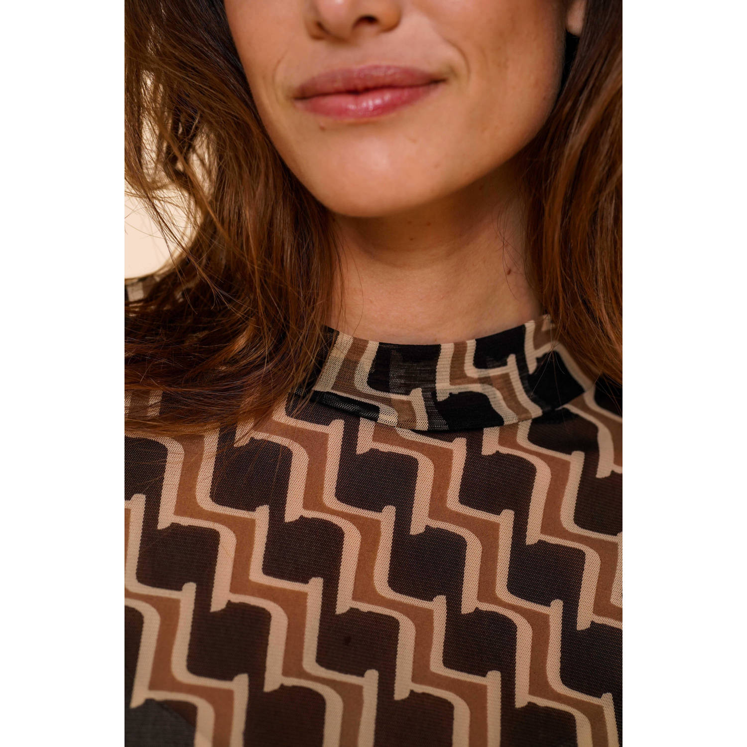 Geisha mesh top met all over print zwart zand