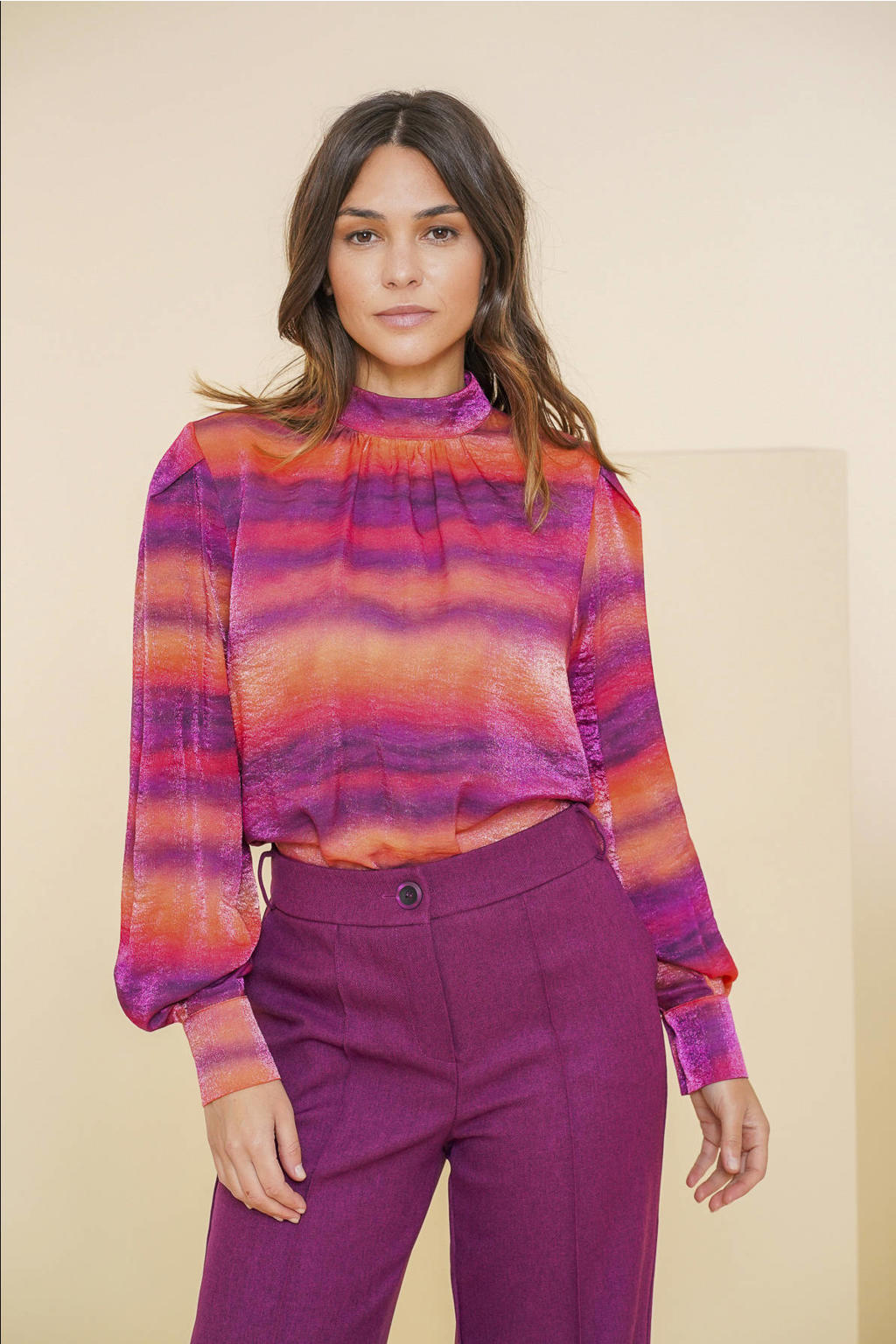 Paars en oranje dames Geisha blousetop van viscose met meerkleurige print, lange mouwen en opstaande kraag